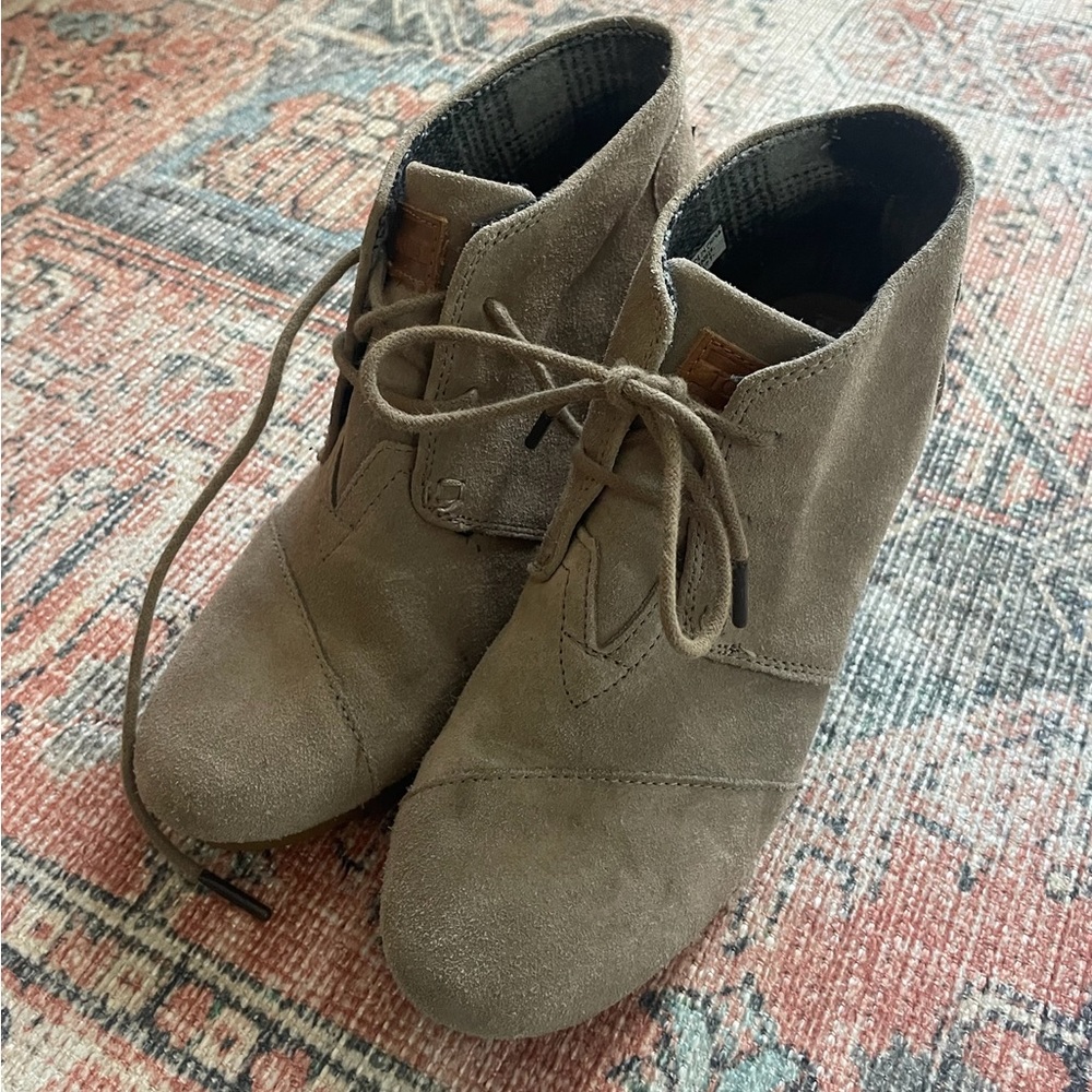 Tom’s mini boot, tanish grey, small heel